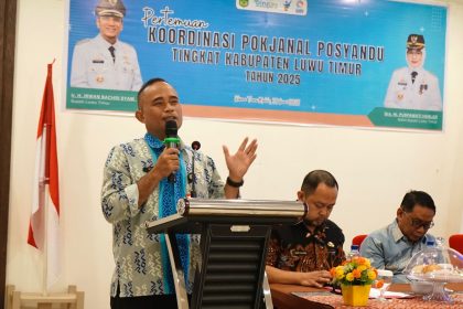 Asisten Perekonomian dan Pembangunan, Masdin AP, membuka pertemuan Pokjanal Posyandu di Wisma Trans Malili. (Sumber: Dinas Kominfo SP Luwu Timur)