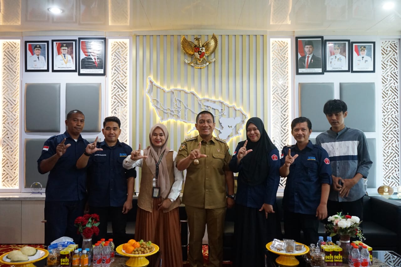 Foto bersama Bupati Luwu Timur dengan jajaran Stikes Batara Guru Soroako usai audiensi. (Sumber Dinas Kominfo Luwu Timur)