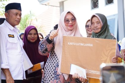Wakil Bupati Luwu Timur, Hj. Puspawati Husler, menyerahkan langsung bantuan Kartu Lansia kepada warga di Kecamatan Wasuponda. (Sumber Dinas Kominfo Luwu Timur)